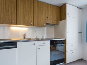 Kühlschrank, Geschirrspüler, Kochgeschirr/Geschirr/Besteck