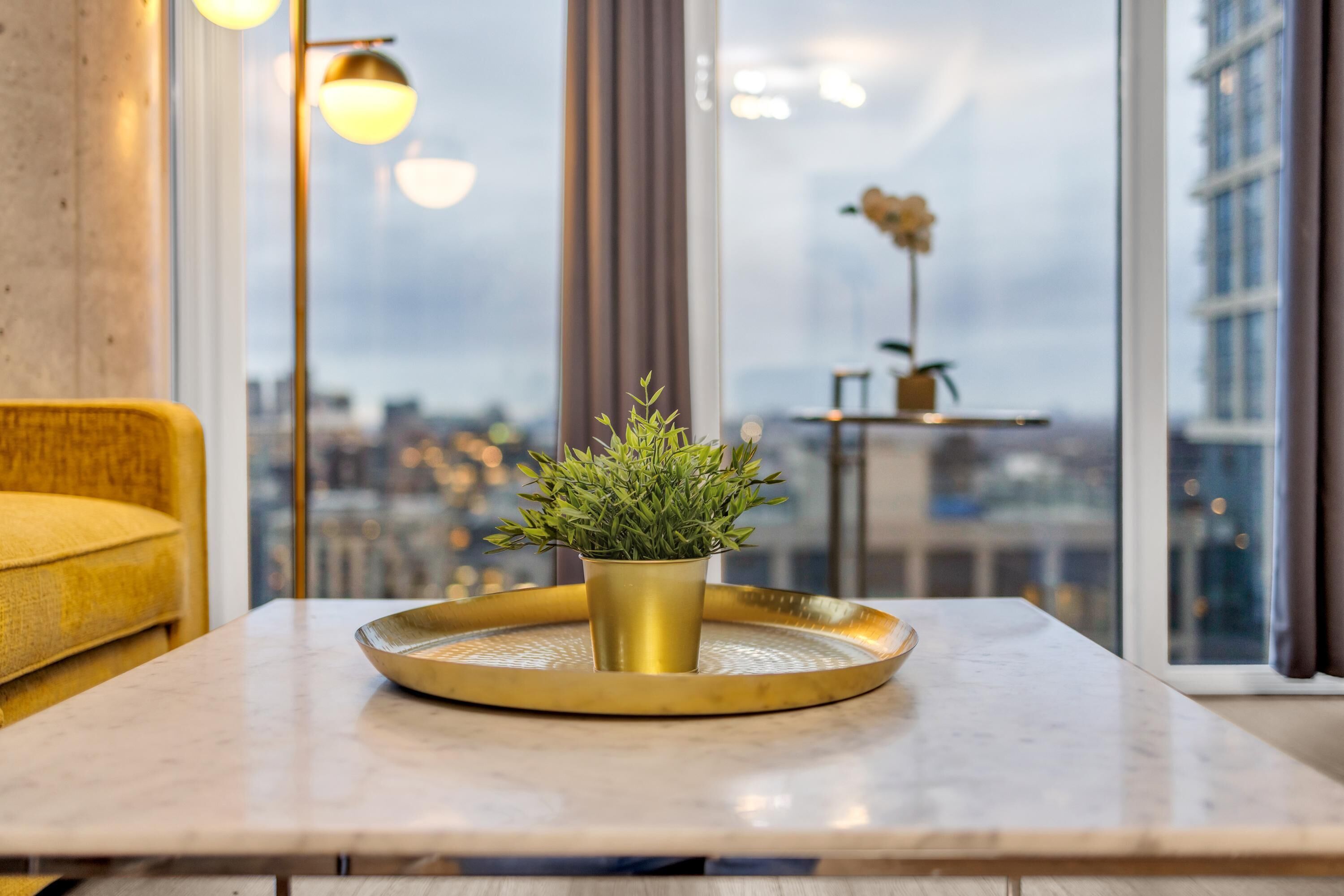 Leilighet – premium, 2 soverom, 2 bad | Oppholdsområde | En 50-tommers TV med digitale kanaler