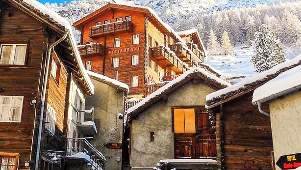 A wooden building with a sign indicating a restaurant and a hotel. - Monte Rosa Appartement/Fewo Appartement Strahlhorn by Interhome (Saas-Grund)