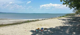 Holiday apartment right on the water with private beach, Wi-Fi and air conditioning