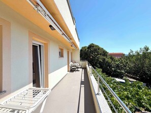 A building with a balcony, a door, and a window. - Modern holiday apartment with balcony (Jadranovo)