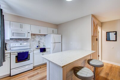 Luxury King Bed • Remodeled Safe Chicago Condo