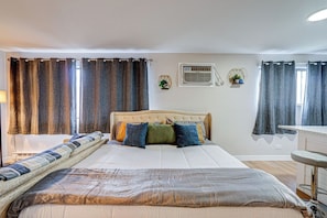Room - Luxury King Bed • Remodeled Safe Chicago Condo (Chicago)