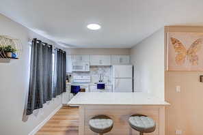 Private kitchen - Luxury King Bed • Remodeled Safe Chicago Condo (Chicago)