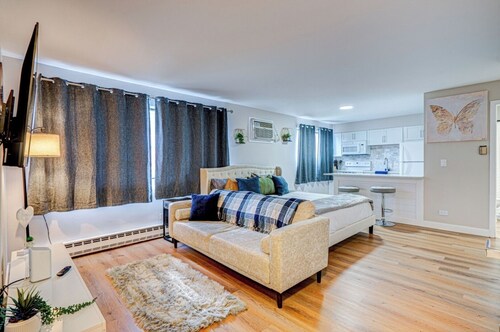 Luxury King Bed • Remodeled Safe Chicago Condo
