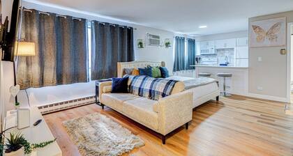 Luxury King Bed • Remodeled Safe Chicago Condo