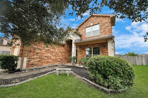 Exterior - Spacious 4‑Bedroom Luxury Retreat in Peaceful Richmond - Sleeps 10 (Richmond)
