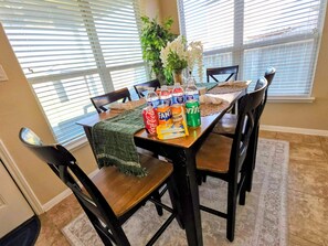 Dining - Spacious 4‑Bedroom Luxury Retreat in Peaceful Richmond - Sleeps 10 (Richmond)