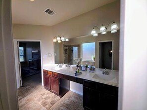 Bathroom - Spacious 4‑Bedroom Luxury Retreat in Peaceful Richmond - Sleeps 10 (Richmond)