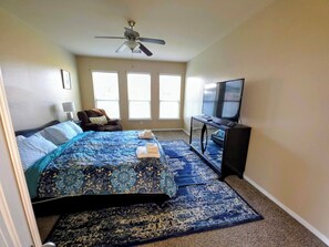 Room - Spacious 4‑Bedroom Luxury Retreat in Peaceful Richmond - Sleeps 10 (Richmond)
