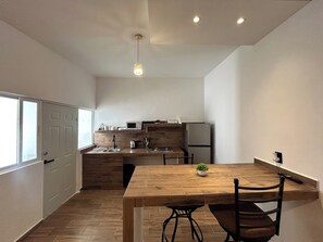 Microwave, coffee/tea maker, cookware/dishes/utensils - 🏙️ EXECUTIVE APARTMENT FOR RENT | 2 BEDROOMS | CENTRAL LOCATION (Chihuahua)
