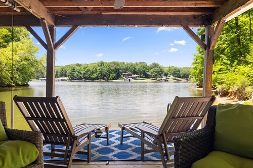 Sunset Cove Stay with Hot Tub • Lakefront • Movie Room