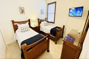 4 bedrooms, iron/ironing board, WiFi, bed sheets - Luxury 2 Master! Pool/Spa. Highlands Reserve. Close to Parks. (Davenport)