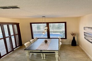 Dining - Luxury 2 Master! Pool/Spa. Highlands Reserve. Close to Parks. (Davenport)