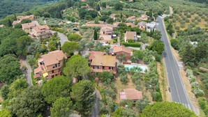 Vista aérea de una zona residencial con casas, calles y zonas verdes.