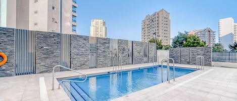Una piscina al aire libre de temporada