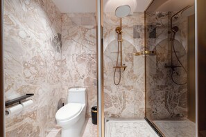 Luxury Twin Room, City View | Bathroom - Beijing Panoramic European Manor Hotel (Chaoyang District)