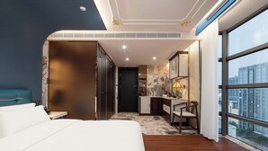 Une chambre d’hôtel moderne avec un grand lit, un bureau et une vue sur la ville.