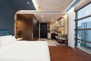 Habitació amb dos llits individuals familiar, vistes a la ciutat | Escriptori, espai de treball apte per a portàtils i cortines opaques 