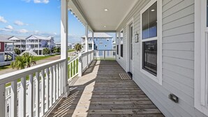 Terrace/patio - Short walk to beach/quiet community (Galveston)