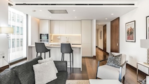 Ein modernes Apartment mit Küche, Essbereich und Wohnzimmer.