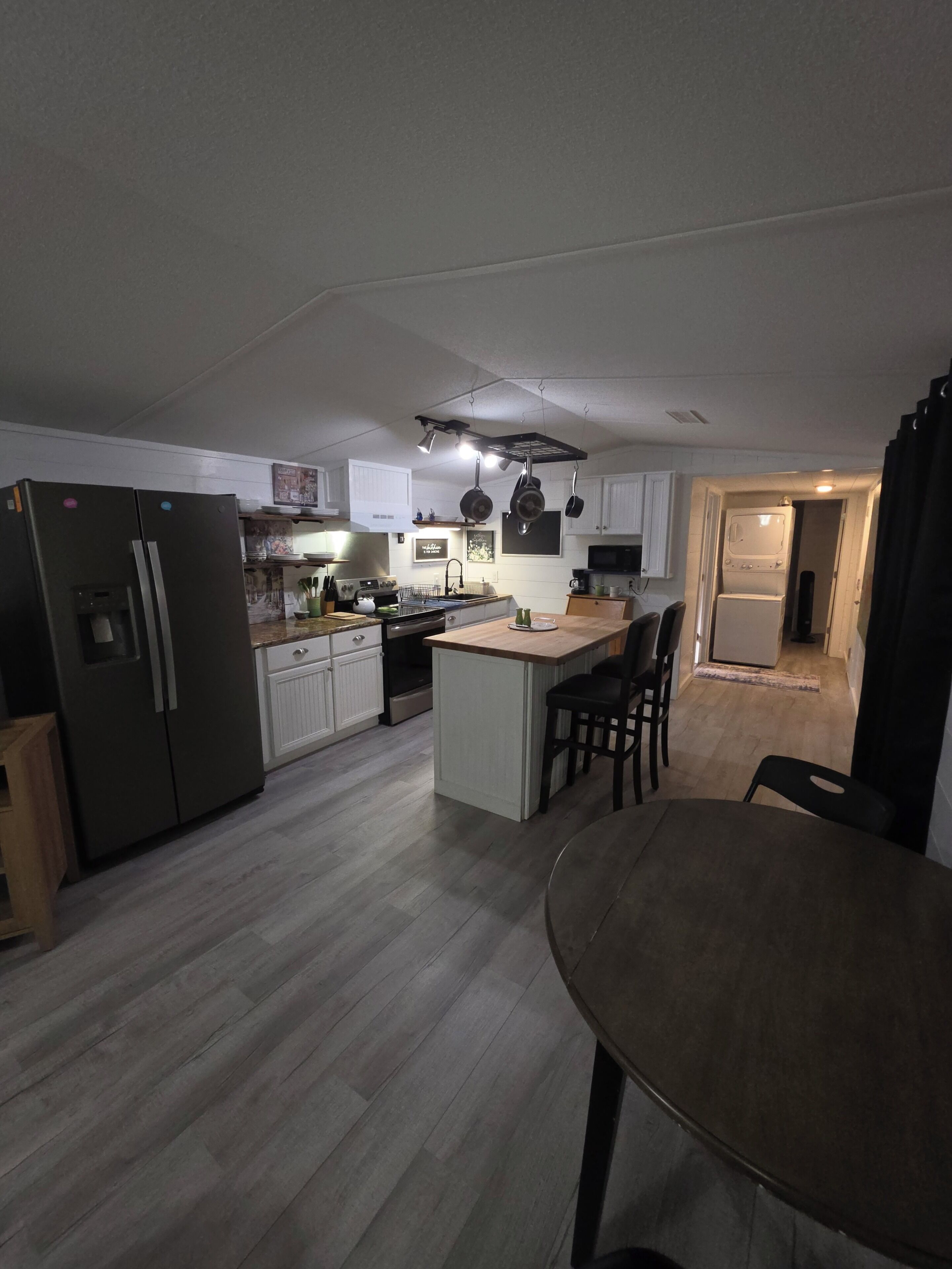Une cuisine compacte équipée d’un réfrigérateur, d’une cuisinière et d’un coin repas.