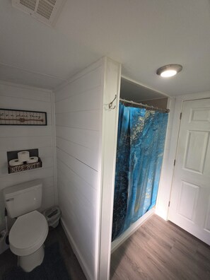 Dusch, handdukar, tvål och toalettpapper