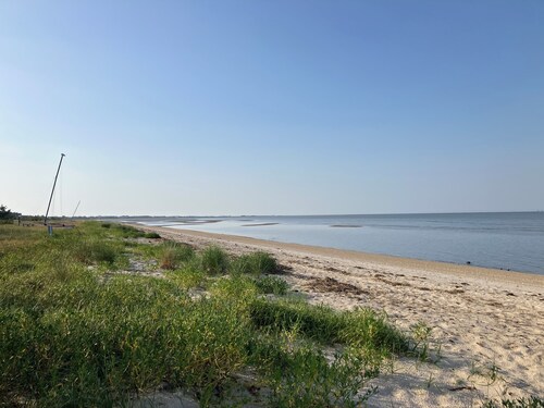 Bayside 4-bedroom bungalow in serene Slaughter Beach, pet friendly!