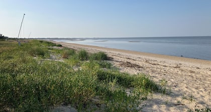 Bayside 4-bedroom bungalow in serene Slaughter Beach, pet friendly!