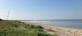 Bayside 4-bedroom bungalow in serene Slaughter Beach, pet friendly!