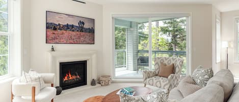 Smart TV, fireplace