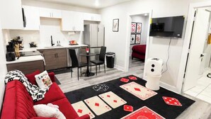 Eine moderne Wohnung mit Wohnbereich, Küche und Essbereich.