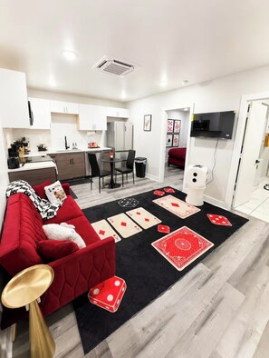 Smart TV - Royal Flush Casino Escape
Modern Luxury Getaway (Dallas)