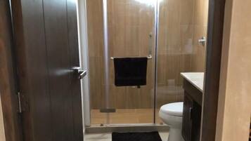 Appartement Deluxe, balcon, vue cour intérieure | Salle de bain