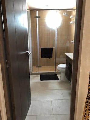 Deluxe-Apartment, Balkon, Blick auf den Innenhof | Badezimmer