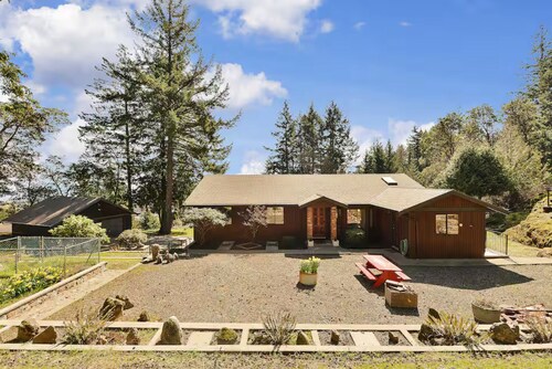 Forest Retreat in Entire 3BR Upper Home in Colwood