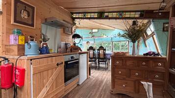 Coffee/tea maker, fridge, oven, stovetop