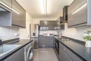 Fridge, microwave, oven, stovetop - Cozy 2-Bed Escape in Blackheath Smart Studio (London)