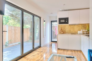 Interior - Nottingham Cabin Sleeps 4 - Free Parking & WiFi (Nottingham)