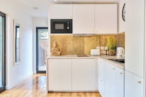 Fridge, microwave, stovetop, toaster - Nottingham Cabin Sleeps 4 - Free Parking & WiFi (Nottingham)