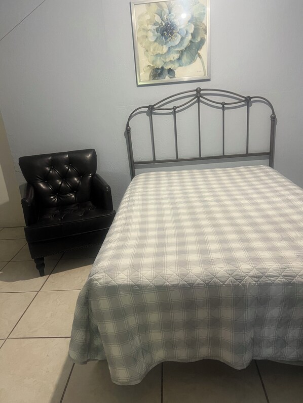 Room - Cozy studio in serene Fort Myers with refreshing AC (Fort Myers)