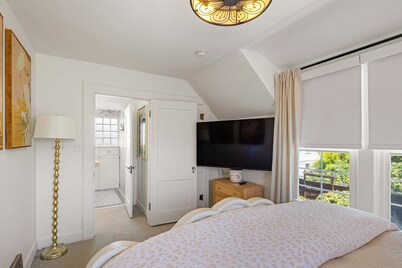 Bella Azul - Charming Home Minutes from Campus