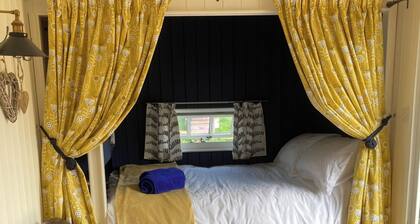 Luxury hand built shepherd hut in Sidmouth