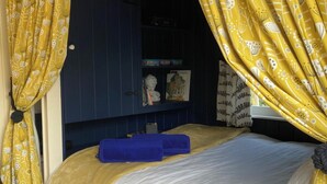 1 slaapkamer, een strijkplank/strijkijzer, beddengoed