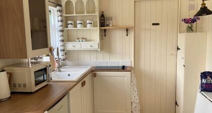 Luxury hand built shepherd hut in Sidmouth