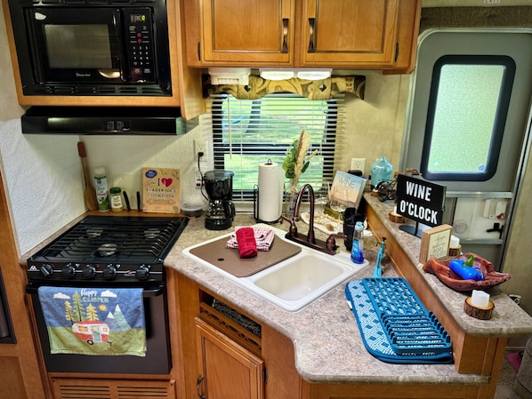 Private kitchen - Glamping! Pet Friendly RV with AC in Blue Ridge (Blue Ridge)