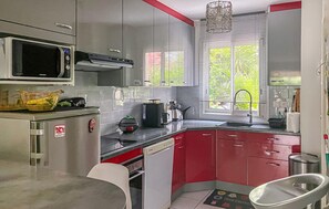 Fridge, microwave, oven, dishwasher - Cozy home in La Ciotat with swimming pool (La Ciotat)