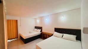 Departamento estándar, vista a la montaña | Insonorización y tabla de planchar con plancha 