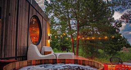 Award-Winning Cabin. Private Sauna. Cedar Hot Tub. Outdoor Shower