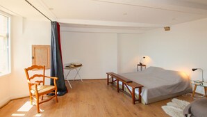 A bedroom with a bed, a chair, a desk, and a window. - Cozy home in Pelussin with WiFi (Pelussin)